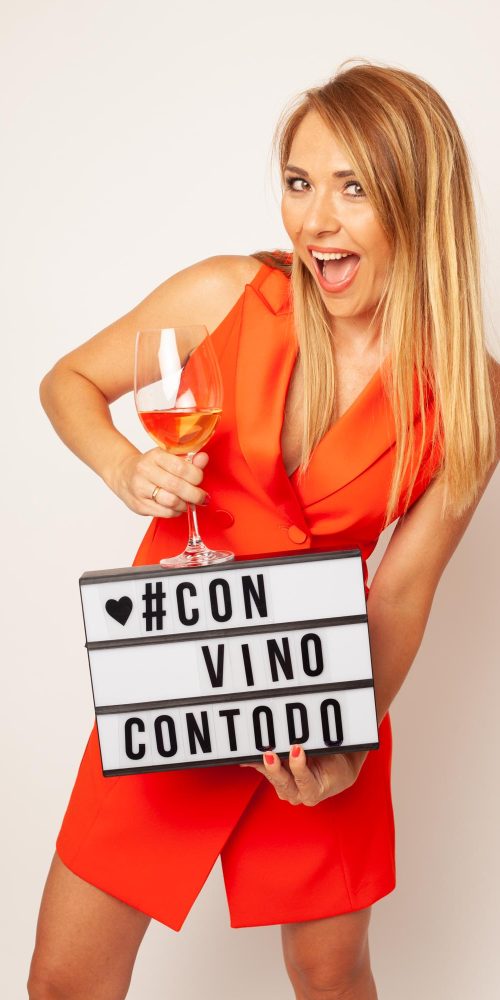 Meritxell Falgueras sujetando una copa y un cartel con el nombre de su libro: Con Vino Con Todo