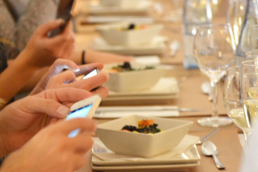 Fotografía de periodistas haciendo fotos a los platos del menú de periodistas de Corcho Barcelona